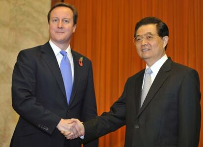 El primer ministro británico, David Cameron, saluda al presidente chino, Hu Jintao.