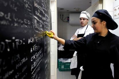 Alma Rodrguez Patn, de 24 a?os, est en la seccin de pastelera de Club Allard. En la imagen apunta los ingredientes que se han gastado, adems de las cosas que tienen que preparar para el da siguiente.