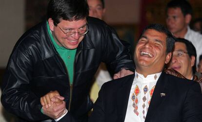 Alecksey Mosquera, exministro de Electricidad de Ecuador, saluda al presidente Rafael Correa, en Quito, en 2007.