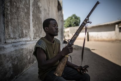 Muhamada Goni é um ‘banga’, miliciano do grupo de defesa civil que vigia e protege a população, ajudando o Exército.