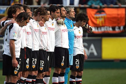 Los valencianistas, durante la oración por la hija fallecida de Caneira.