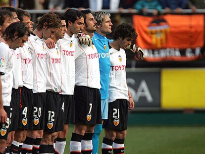 Los valencianistas, durante la oración por la hija fallecida de Caneira.