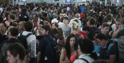 Colas de pasajeros en la Terminal 1 del aeropuerto de El Prat por la huelga de vigilantes de Eulen