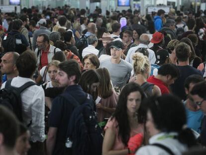 Colas de pasajeros en la Terminal 1 del aeropuerto de El Prat por la huelga de vigilantes de Eulen