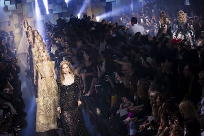 Desfile final de la colección de alta costura de Elie Saab para el otoño/invierno 2016.