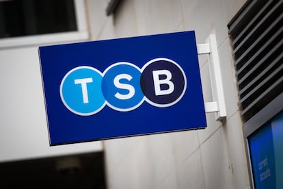 Logotipo del TSB en una oficina en Londres