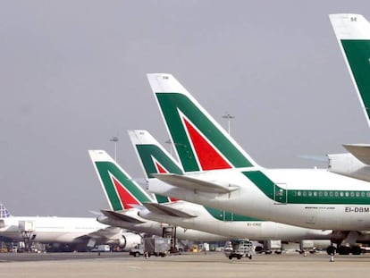 Varios aviones de Alitalia en el aeropuerto'de Fiumicino (Roma).