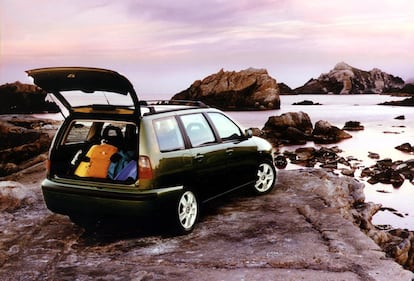 El Seat Córdoba se comenzó a producir en 1993. Fue la apuesta de la marca para captar a un público intermedio entre el Ibiza y el Toledo. Este modelo llegó para sustituir al Málaga.