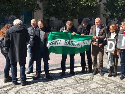 Parte del grupo de apoyo a Paco Vega, hoy en Granada. 