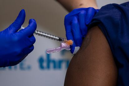 Administración de una dosis de la vacuna de Pfizer-BioNTech, este jueves en Washington.