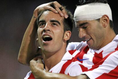 Jurado celebra, abrazado por Reyes, su gol al Sporting.