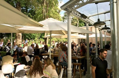 The outdoor eating area of Florida Retiro on a Thursday afternoon.