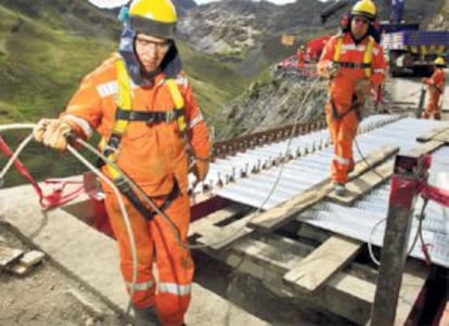 Operarios de Enagás trabajando en el Gasoducto Sur.