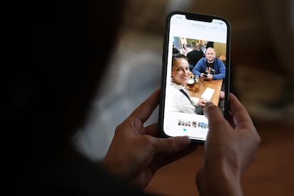 Oksana Tarasiuk muestra una fotografía con su marido, Maksym Chernyak, migrante ucraniano qe murió bajo custodia del ICE en el centro de detención de Krome.