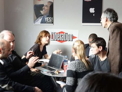Periodistes de 'Charlie Hebdo' i 'Libération', a l'oficina que el rotatiu ha disposat per als supervivents del setmanari satíric.