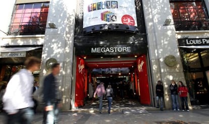 Una imagen de archivo de la tienda m&aacute;s emblem&aacute;tica de Virgin en Par&iacute;s, situada en los Campos El&iacute;seos.