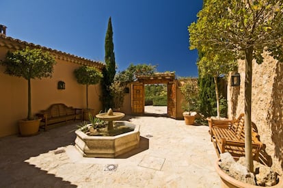 La casa tiene patio con fuentes y vivero de peces.