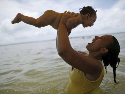 Una mujer brasile&ntilde;a juega con su beb&eacute;, afectado de microcefalia. 