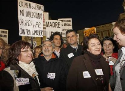 Gaspar Llamazares y Pedro Zerolo en una manifestación por el derecho al aborto en enero de 2008 en Madrid.