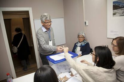 Marcos Suzarte vota en el consulado de Chile en Madrid.