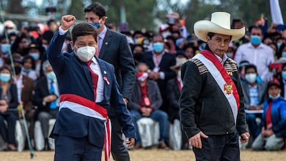 Guido Bellido, à esquerda, e Pedro Castillo, em 29 de julho em Ayacucho, no sul do Peru.