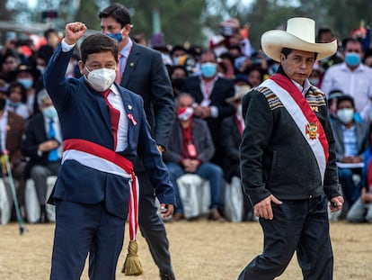 Guido Bellido, à esquerda, e Pedro Castillo, em 29 de julho em Ayacucho, no sul do Peru.