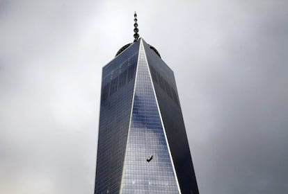 Los dos limpiacristales quedaron a la altura del piso 68, a unos 240 metros de altura, con la canasta desplazada y en un ángulo que hacía temer lo peor