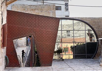 Entrada a la escuela de música Al Kamandjati, en Ramala.