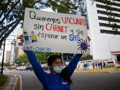 Un grupo de personas participa en una manifestación para exigir vacunas contra la Covid-19, en Caracas.