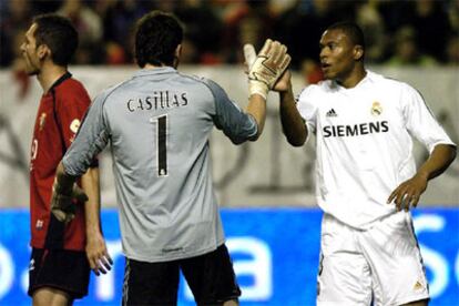 Casillas y Baptista, los dos jugadores del Real Madrid más destacados ayer, se saludan