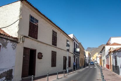 A la izquierda, la casa donde nació Antonio José Ruiz de Padrón, en San Sebastián de La Gomera.