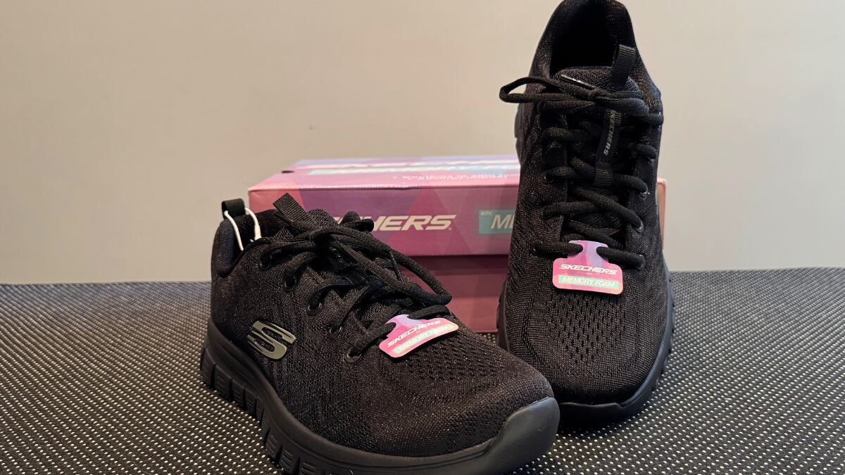 Skechers Graceful Get Connected de mujer en color negro.