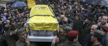 Milicianos de Hezbol&aacute; portan el f&eacute;retro de Hasan Hulo al Laquis.