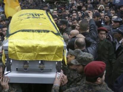 Milicianos de Hezbol&aacute; portan el f&eacute;retro de Hasan Hulo al Laquis.