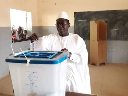 Soumaila Cisse, líder del partido opositor maliense URD, deposita su voto el 29 de julio de 2018.