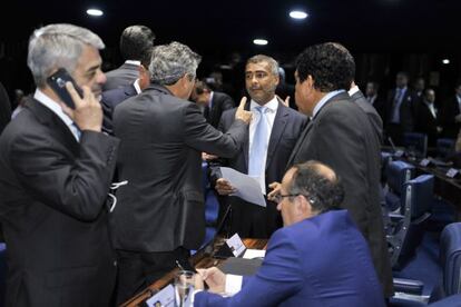 Romário, ao centro, coletando assinaturas para abrir uma CPI da CBF.