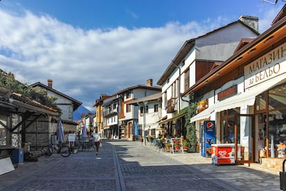 Una de las calles del centro de la ciudad de Bansko, en Bulgaría.