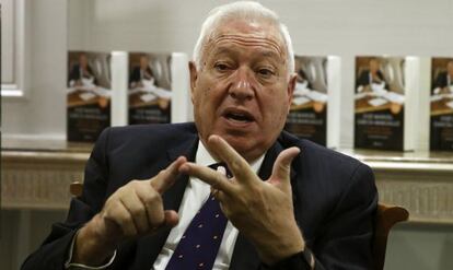 El ministro de Exteriores, Jos&eacute; Manuel Garc&iacute;a-Margallo, en una reuni&oacute;n con periodistas con motivo de la publicaci&oacute;n de su libro.