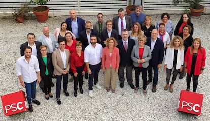 La presidenta del Congreso, Meritxell Batet, junto a los miembros de la candidatura del PSC a las elecciones generales por Barcelona.