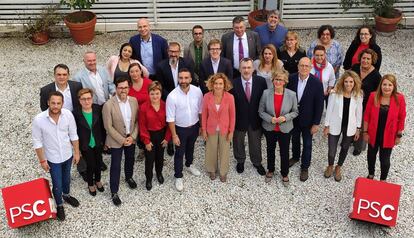 La presidenta del Congreso, Meritxell Batet, junto a los miembros de la candidatura del PSC a las elecciones generales por Barcelona.