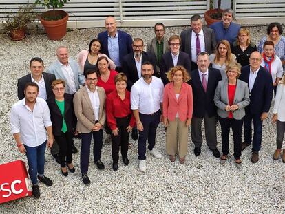 La presidenta del Congreso, Meritxell Batet, junto a los miembros de la candidatura del PSC a las elecciones generales por Barcelona.