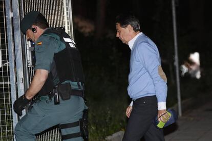 Ignacio González entra en el cuartel de la Guardia Civil de Tres Cantos para pasar la noche detenido.