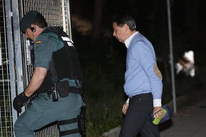 Ignacio González entra en el cuartel de la Guardia Civil de Tres Cantos para pasar la noche detenido.