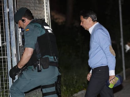 Ignacio González entra en el cuartel de la Guardia Civil de Tres Cantos para pasar la noche detenido.