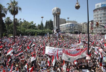 Una imagen cedida por la agencia de noticias siria SANA muestra a miles de manisfestantes ayer a favor del gobierno reunidos en la ciudad de Homs, Siria.