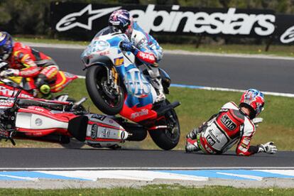 Alex de Angelis ha tenido que embestir la moto de Stoner, resultando ambas muy dañadas.