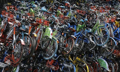 Bicicletas de alquiler aparcadas en un distrito de Pekín.