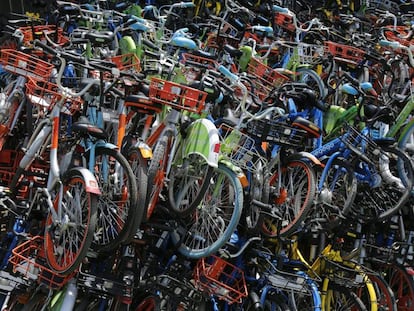 Bicicletas de alquiler aparcadas en un distrito de Pekín.