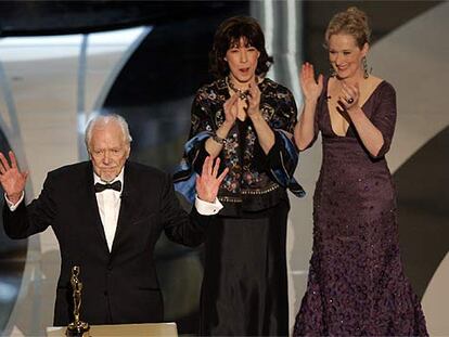 Las actrices Lily Tomlin, a la izquierda, y Meryl Streep aplauden a Robert Altman, Oscar honorífico.