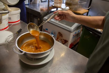 Al caldo se le añade en el momento de servir la merluza y las almejas recién abiertas.